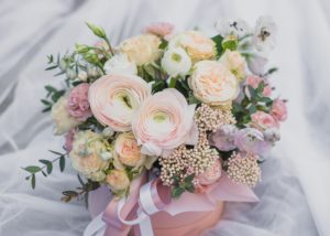 Bridal-bouquet-with-peach-and-cream-ranunuculas-and-white-flowers