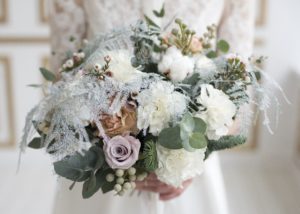 Winter-bridal-bouquet-with-dusty-hues-in-green-and-pink